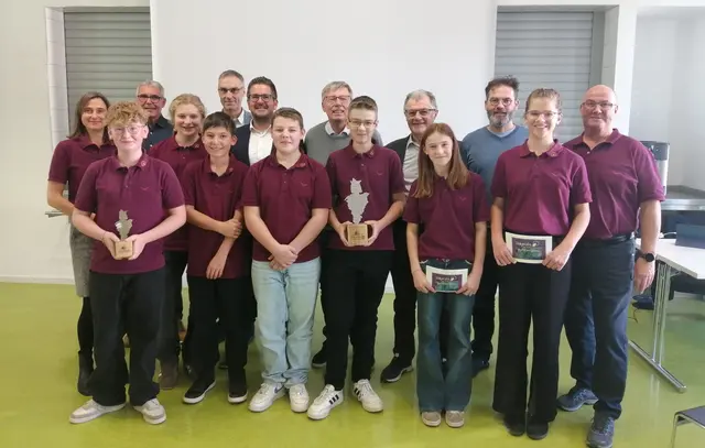 Die Schüler der „Rebgeister“ mit dem Förderpreis. In der hinteren Reihe finden sich Christiane Arnold (v. l.) Markus Vollmer, Bertram Walter, Stefan Hattenbach, Thomas Laubenstein, Klaus-Peter Mungenast, Frank Männle und Andreas Boschert | Foto: Ortenauer Weinbruderschaft
