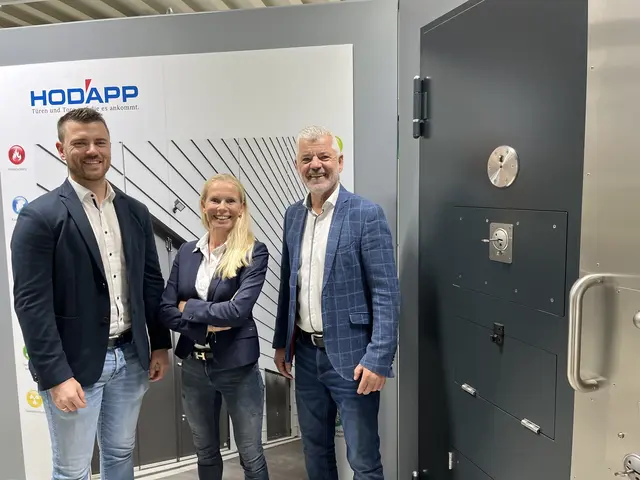 Tim Hodapp (l.) tritt neben seinem Vater Peter (r.) in die Geschäftsführung ein. Als Mitglied der Geschäftsleitung verantwortet Inka Lamprecht den Bereich Marketing und Kunden. | Foto: gro