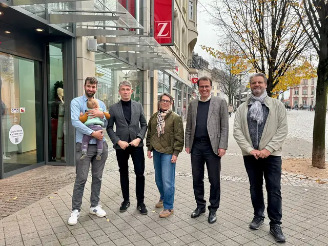 Vorstandsmitglieder City Partner Offenburg e.V. im Gespräch mit Volker Schebesta MdL: Vorstandsvorsitzender Tobias Isenmann (v. l.), stellvertretender Vorsitzender Marcus Plugge, Ute Grimm, Volker Schebesta MdL und Heinrich Kuhn.  | Foto: Büro Volker Schebesta MdL