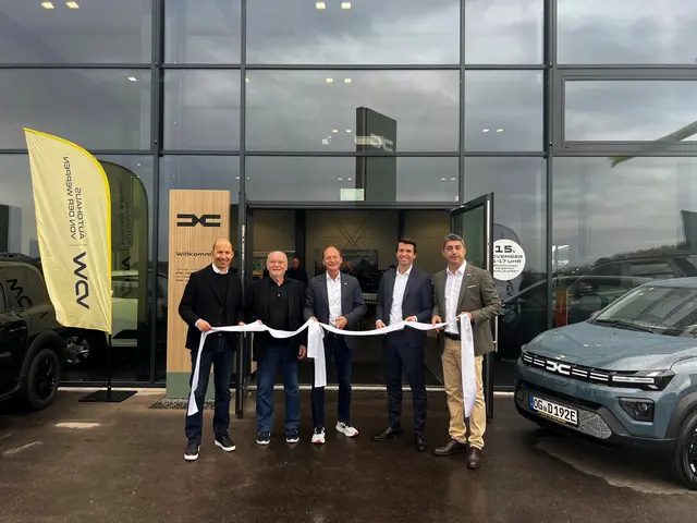 Feierlicher Moment: (v. l. n. r.) Carlo Hartung, Geschäftsführer Autohaus von der Weppen, Klaus von der Weppen, Firmengründer und Seniorchef Autohaus von der Weppen, Jan von der Weppen, Geschäftsführer Autohaus von der Weppen, Thilo Schmidt,  Geschäftsführer Dacia Deutschland, und Cetin Erdogan, Geschäftsführer Autohaus von der Weppen beim Durchschneiden der Eröffnungs-Schleife der neuen Dacia-Filiale in Oberschopfheim. | Foto: Lea Wölfle