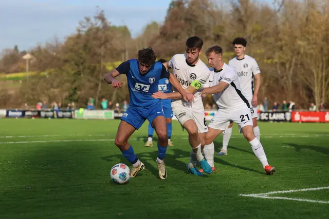 Der SC Lahr (blaues Trikot) war von Spitzenreiter Teningen nicht aufzuhalten und siegte mit 2:1. | Foto: Breithaupt