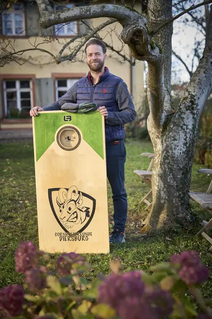 Wenn möglich packt der Winzer Felix Freiherr Roeder von Diersburg in der Mittagspause das Cornhole-Board aus und trainiert. Der Wurfsport ist seine große Leidenschaft und er ist nicht nur Nationalspieler, sondern jetzt auch Mannschaftskapitän. | Foto: Michael Bode
