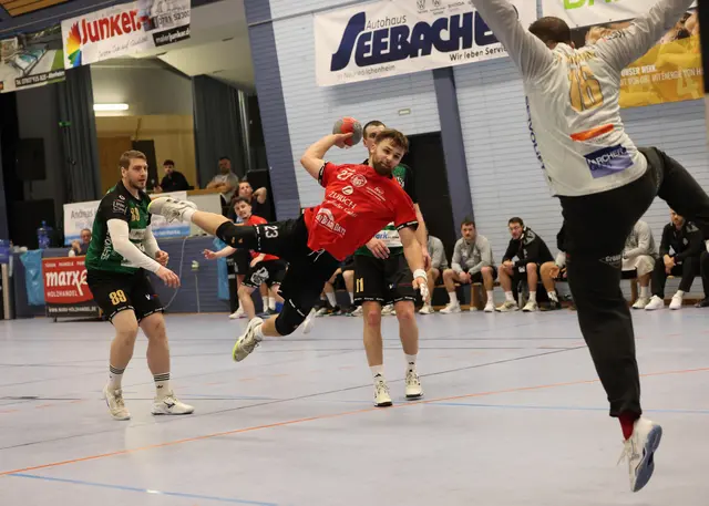 Lukas Pfaff (Mitte) war neben Alexandre Michel mit sieben Treffern der erfolgreichste Werfer des TuS Altenheim II. | Foto: Fissler