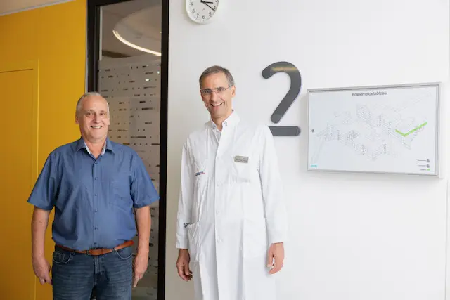 Initiator Franz Bähr (links) und Prof. Dr. Tobias Feuchtinger, Ärztlicher Direktor der Kinder- und Jugendklinik Freiburg | Foto: Britt Schilling