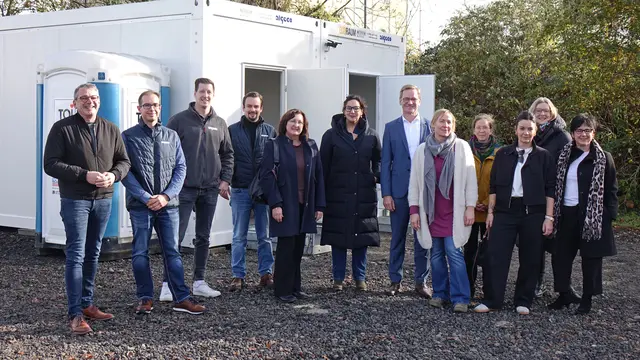 (v. l.): ) Oberbürgermeister Wolfram Britz, Duncan Batton, Patrick Jund, Michael Bock (alle drei: Algeco), Ingrid Oswald (Sozialamtsleiterin Ortenaukreis), Jannate Hammerstein (Leiterin Sozialwesen), Wolfgang Huber (Sparkasse Hanauerland), Christiane Glombitza, Claudia Lany (beide: Diakonisches Werk), Corinna Scheer (Volksbank Bühl), Natascha Kaiser (Fachbereichsleiterin Bildung, Soziales und Kultur) sowie Jasni Šeric (Carl-Friedrich-Geiger-Stiftung). Es fehlt eine Vertretung der Lotte-und-Dieter-Klumpp-Stiftung. | Foto: Stadt Kehl