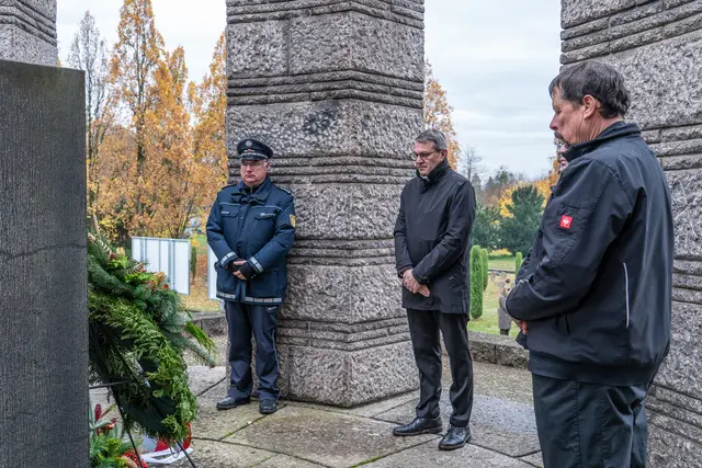 Oberbürgermeister Wolfram Britz legte am Ehrenmal einen Kranz nieder. | Foto: Stadt Kehl