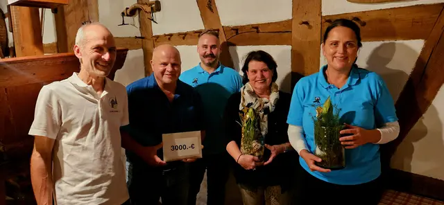 Margot Leppert (2. v. l.) unterstützt den Mühlebau 2.0 mit einer Spende. | Foto: Trachten- &amp; Volkstanzgruppe Ottenhöfen Robert Schneider 