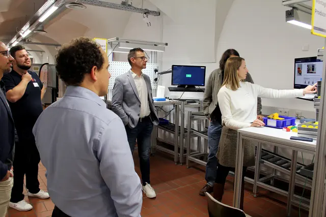 Bei einer anschließenden Labortour konnten die Teilnehmenden vor Ort verschiedene Digitalisierungslösungen insbesondere zum Tracking &amp; Tracing entlang von Lieferketten kennenlernen und auch selbst ausprobieren. | Foto: Hochschule Offenburg