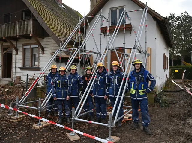 Übung für den Ernstfall: ein Haus wird abgestürzt | Foto: THW Ortsverband Offenburg