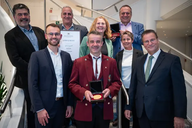 (v. l.) Hansjörg Haas (Landratsamt Ortenaukreis), Jonas Breig (Bürgermeister Biberach), Franz Bähr (Nesselried), Klaus Beck (Ortsvorsteher Prinzbach), Evelyn Bruch (Landratsamt Ortenaukreis), Klaus Sauer (Ortsvorsteher Nesselried), Marlies Vollmer (Nesselried) und Minister Peter Hauk | Foto: Laura Loewel