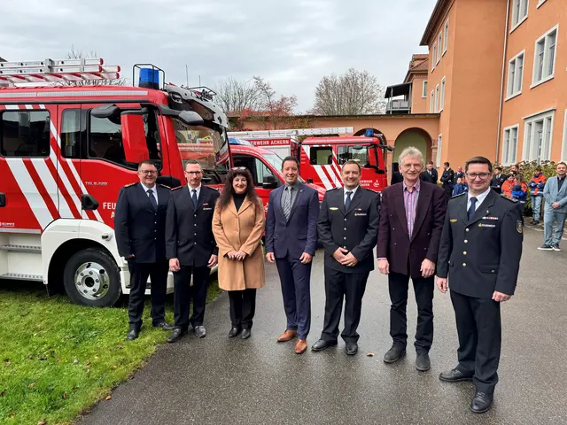 Große Freude bei allen Beteiligten über die neuen Feuerwehrfahrzeuge.  | Foto: Stadt Achern