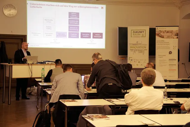 Prof. Dr. Theo Lutz zeigte auf, welche Entwicklungen Unternehmen in den kommenden Jahren als besonders entscheidend ansehen und wie die Digital Supply Chain Forschungsgruppe der Hochschule Offenburg diese Themen bereits heute in Forschungsprojekten aufgreift. | Foto: Hochschule Offenburg