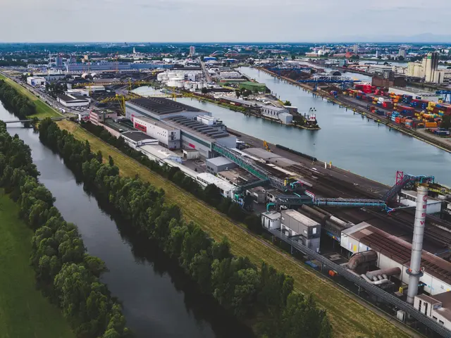 Durch eine Rohrleitung unter dem Rhein soll die Abwärme der Badischen Stahlwerke als 160 Grad heißes Wasser in das Fernwärmenetz von Straßburg gelangen  | Foto: BSW/Miva.TV