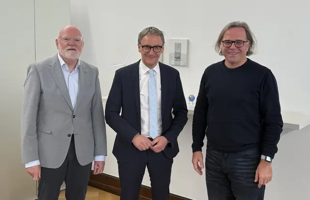 Lahrs Oberbürgermeister Markus Ibert (Mitte) nimmt die Glückwünsche zum 40. Dienstjubiläum von Regierungsvizepräsident Klemens Ficht und Regierungspräsident Carsten Gabbert (von links) entgegen. | Foto: Regierungspräsidium Freiburg