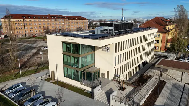 Das neue Verwaltungsgebäude des Ortenaukreis liegt unmittelbar hinter dem Kehler Bahnhof | Foto: Kai Hockenjos/Ortenaukreis