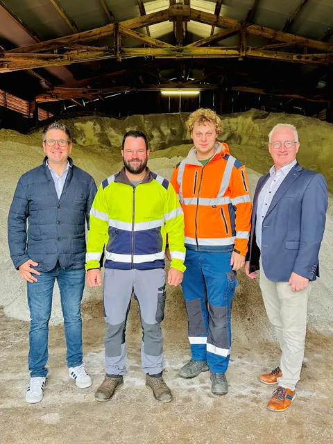In der Salzhalle in Ottenhöfen: Kappelrodecks Bürgermeister Stefan Hattenbach (v. l.), Bauhofleiter Norbert Kimmig, Ottenhöfens Bauhofleiter Andreas Bühler und Bürgermeister Hans-Jürgen Decker | Foto: Gemeinde Kappelrodeck/Jasmin Liebich
