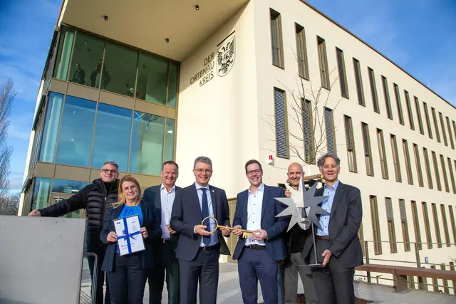 Feierten die Eröffnung des neuen Kreis-Verwaltungsgebäudes in Kehl: (v. l.) OB Wolfram Britz, Dezernentin Ulrike Karl, Landrat a. D. Frank Scherer, Landrat Thorsten Erny, Projektleiter Benjamin Ries, Architekt Heiko Bartl, Geschäftsführer Carten Kipper | Foto: Kai Hockenjos/Ortenaukreis