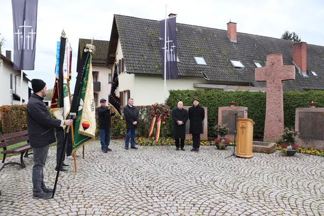 Kranzniederlegung am Volkstrauertag am Ehremal auf dem Friedhof Appenweier | Foto: Gemeinde Appenweier