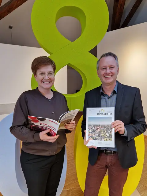 Tina Zepezauer und Pascal Weber präsentieren den ersten Teil des Jubiläumsmagazins.  | Foto: Gemeinde Ringsheim