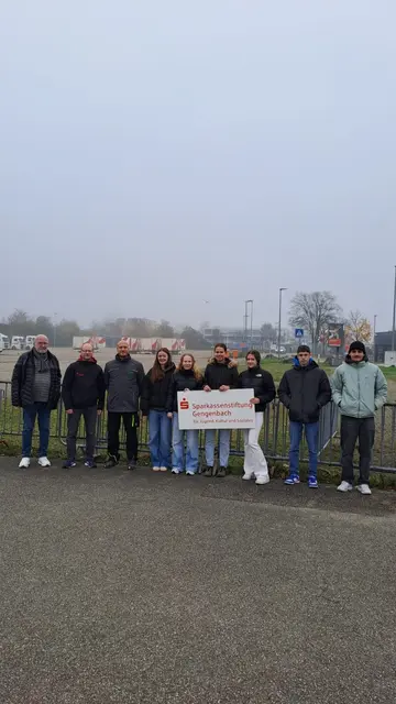 Ralf Ludwig (2. v. l.)) begrüßt die neun jungen Autofahrer, die am Fahrsicherheitstraining der Sparkassenstiftung Gengenbach teilgenommen haben.  | Foto: Sparkassenstiftung Gengenbach