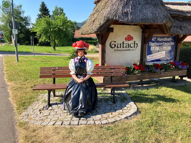 Die Tracht mit dem Bollenhut ist in Gutach überall präsent. | Foto: Archivbild Glaser