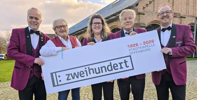 Volker Hering, Elmar Langenbacher, Sylvie End, Jess Haberer und Axel Berger präsentieren das Programm zu 200 Jahre Stadtkapelle Offenburg. | Foto: Foto: Stadtkapelle Offenburg/Volker Gegg