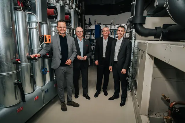 Marco Steffens, Oberbürgermeister der Stadt Offenburg (v. l.), Jürgen Riexinger, Vorstandsvorsitzender Sparkasse Offenburg/Ortenau, mit Martin Wenz, Kaufmännischer Geschäftsführer Wärmeversorgung Offenburg, und Christian Linz, Technischer Geschäftsführer Wärmeversorgung Offenburg, vor der Fernwärmeübergabestation  | Foto: E-Werk Mittelbaden/Tietge