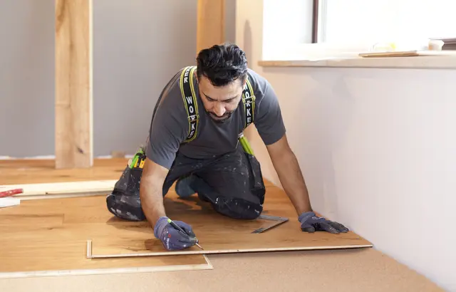 Das Handwerk in Südbaden stellt sich den Herausforderungen und blickt trotz schwierigen Rahmenbedingungen positiv in die Zukunft, hier ein Parkettleger bei der Arbeit.  | Foto: amh-online.de