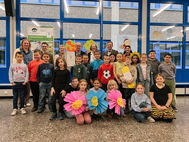 Die Neuwindeck-Schule in Lauf trägt nun das Prädikat „Naturpark-Schule“. Darüber freuen sich: die Koordinatorin der Naturpark-Schule Sandra Knopf (v. l.), der Schulamtsdirektor des Staatlichen Schulamts in Offenburg Bern Sandhaas, die Schulleiterin Manuela Seydel, der Naturpark-Geschäftsführer Karl-Heinz Dunker, Laufs Bürgermeisterin Bettina Kist, der Erste Landesbeamte des Ortenaukreises Dr. Nikolas Stoermer und die Naturpark-Projektmanagerin Manuela Riedling mit Schülern der Neuwindeck-Schule.  | Foto: Gundi Woll/Naturpark Schwarzwald Mitte/Nord 