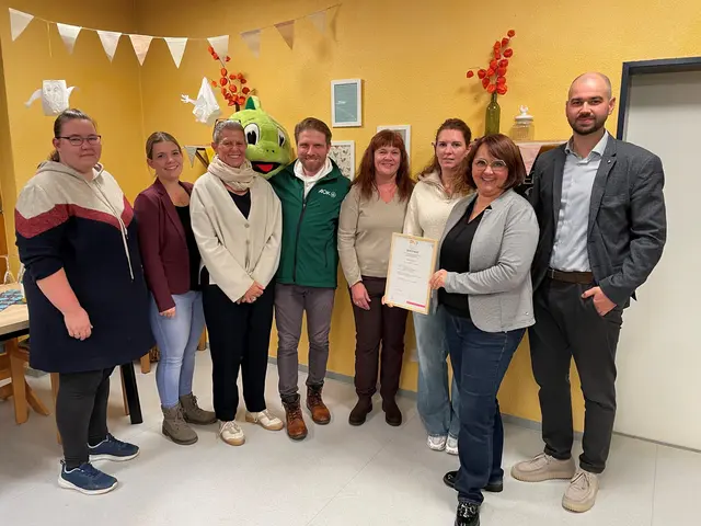 Lydia Wagner (v. l.) mit Team und Elternbeirat des Marienkindergartens Langhurst, Andrea Heiberger (Regionale Präventionsbeauftragte PNO), Susanne Peter (Prozessbegleitung PNO), Dominik Hertlein (AOK Südlicher Oberrhein) und Simon Glatt-Henn (Geschäftsführung Kindertagesstätten). | Foto: Landratsamt Ortenaukreis