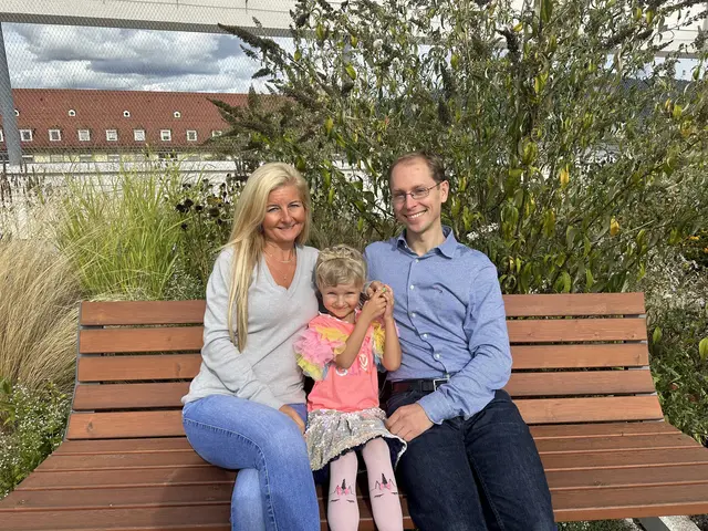 Das Ehepaar Vondrous mit Tochter Lisa im Dachgarten des Elternhauses in Freiburg | Foto: Förderverein