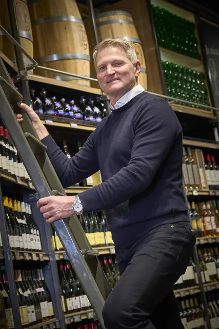 Gerd Kohler brennt für den Einzelhandel und liebt nach wie vor den Umgang mit Menschen. Als einer von drei Geschäftsführern von Edeka Kohler verantwortet er den Vertrieb und schätzt die Zusammenarbeit im familiären Team. | Foto: Michael Bode