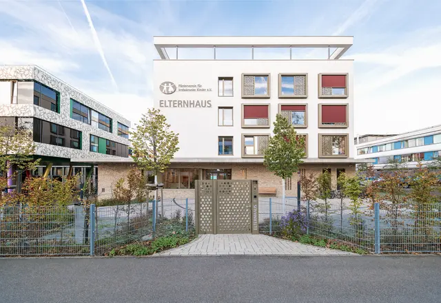 Das neue Elternhaus in Freiburg, links die neue Kinderklinik | Foto: Förderverein