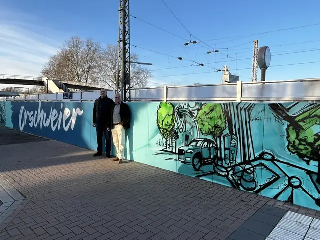 Ortsvorsteher Bernd Dosch (l.) und Bürgermeister Dietmar Benz begutachten das neue Graffiti. | Foto: Gemeinde Mahlberg
