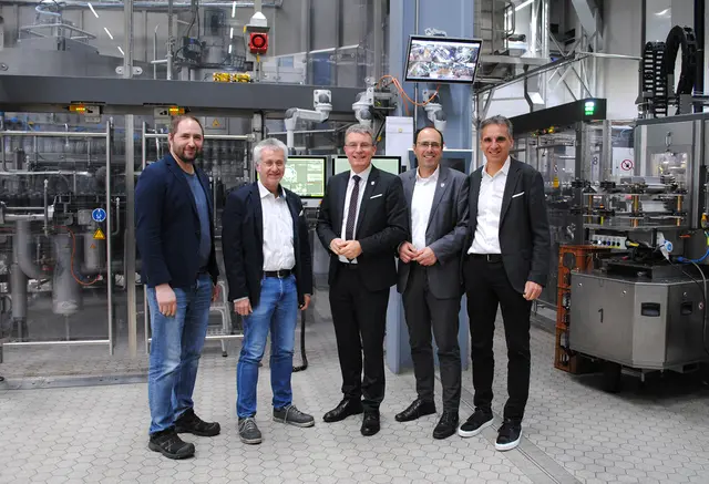 Einweihung der neuen Glas-Abfüllanlage von Peterstaler in Bad Peterstal: Betriebsleiter Peterstaler Mineralquellen Matthias Müller (v. l.), Technischer Leiter Peterstaler Mineralquellen Wolfgang Sum, Landrat Thorsten Erny, Bürgermeister Bad Peterstal-Griesbach Meinrad Baumann und Geschäftsführer Peterstaler Mineralquellen Klaus Bähr | Foto: Peterstaler Mineralquellen GmbH