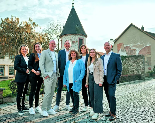 Von links: Sylvia Göppert (Serviceberaterin), Jelena Jolic (Serviceberaterin), Mathias Hug (Leiter Kompetenzcenter Zell a. H.), Torsten Sattler (Vermögensberater), Susanne Zimmermann (Leiterin Serviceberatung), Elke Suhm (Serviceberaterin), Eva Schuhmacher (stellv. Leiterin im Kompetenzcenter Zell a. H. und Vermögensberaterin) und Axel Lauser (Vermögensberater) – nicht auf dem Foto Felix Fleig (Vermögensberater) | Foto: Dimitri Dell