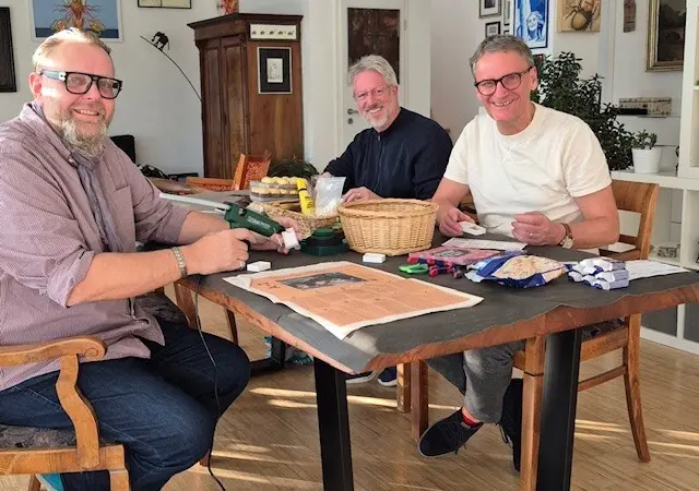 Guido Schöneboom, Tilman Petters und Markus Ibert (von links) basteln gemeinsam für einen guten Zweck. | Foto: Stadt Lahr