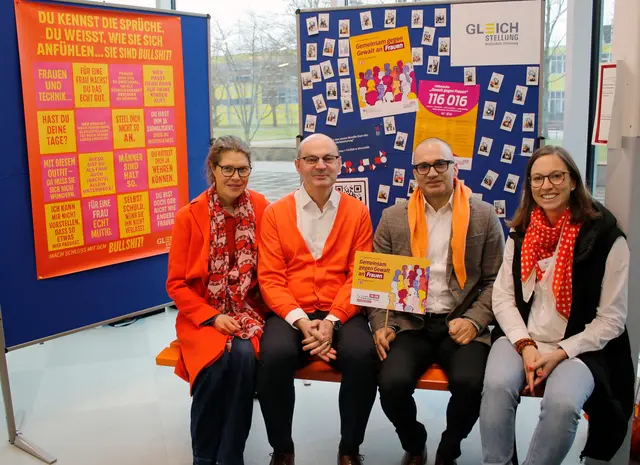 Unter denen, die auf der Bank Platz nahmen, waren auch Rektor Prof. Dr. Stephan Trahasch (2. von links) und Kanzler Dr. Bülent Tarkan (2. von rechts). | Foto: Hochschule Offenburg