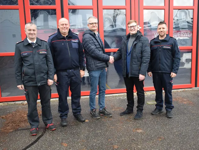 Martin Kiefer, Leiter der Werkfeuerwehr des Industrieparks (v. l.), Christian Hetzel, Kommandant der Freiwilligen Feuerwehr Willstätt, Alexander Reichert, B.I.W.-Geschäftsführer, Bürgermeister Tobias Polley und Marc Hetzel der stellvertretende Leiter der Jugendfeuerwehr Willstätt | Foto: Gemeinde Willstätt/Holger Hemler
