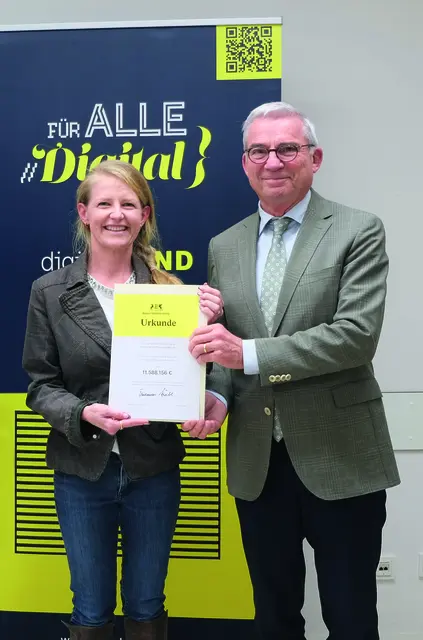 Thomas Strobl, Minister des Inneren, für Digitalisierung und Kommunen des Landes Baden-Württemberg, mit Jolanta Kramer, Bereichsleitung Projektmanagement bei der Breitband Ortenau GmbH &amp; Co. KG, die den Bescheid im Auftrag von Oppenaus Bürgermeister Uwe Gaiser entgegengenommen hat. | Foto: Innenministerium BW