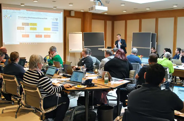 Landrat Thorsten Erny (stehend) nahm im September an der Übung des Führungsstabs Ortenaukreis teil  | Foto: Kai Hockenjos/Ortenaukreis