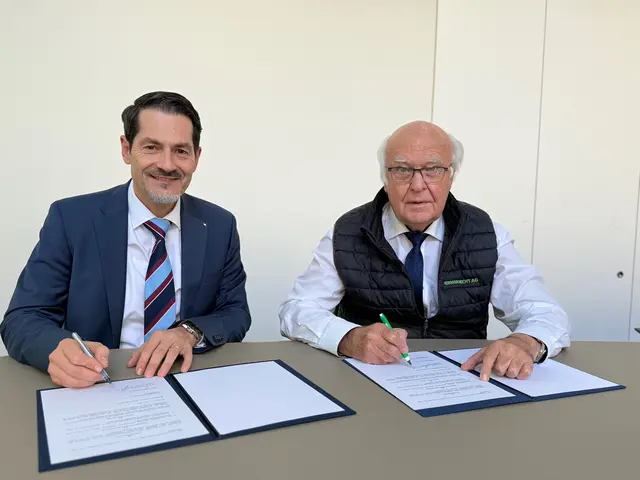 Prof. Dr. Thomas F. Hofmann, Präsident der Technischen Universität München (TUM) und Dr.-Ing. E.h. Martin Herrenknecht bei der Vertragsunterzeichnung für das Martin-Herrenknecht-Fellowship  | Foto: Foto: Technische Universität München