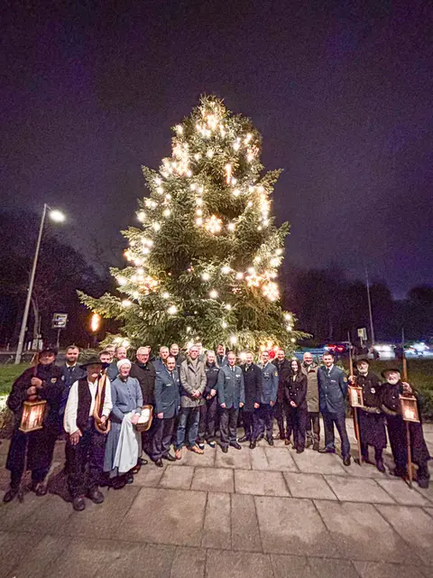 Die Gengenbacher Delegation vor dem Weihnachtsbaum an der Landesvertretung Baden-Württemberg | Foto: Stadt Gengenbach