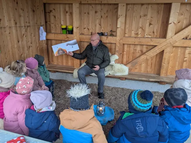 Das Vorlesen wurde in den Einrichtungen auf unterschiedlichste Weise zelebriert: Als gemütliche Leseecke, im Freien oder ganz für sich auf einem Sitzkissen. | Foto: Kindergarten St. Wendel
