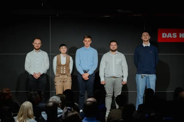Die fünf Bundessieger aus dem Kammerbezirk Freiburg (v. l.): Land- und Baumaschinenmechatroniker Elias Schätzle, Steinmetzin und Steinbildhauerin Pia Schartel, Stuckateur Niko Greminger, Anlagenmechaniker für Sanitär-, Heizungs- und Klimatechnik Ben Nopper und Zweiradmechatroniker Benedikt Bauch | Foto: HWK FR/Sina Graziani-Leppert 