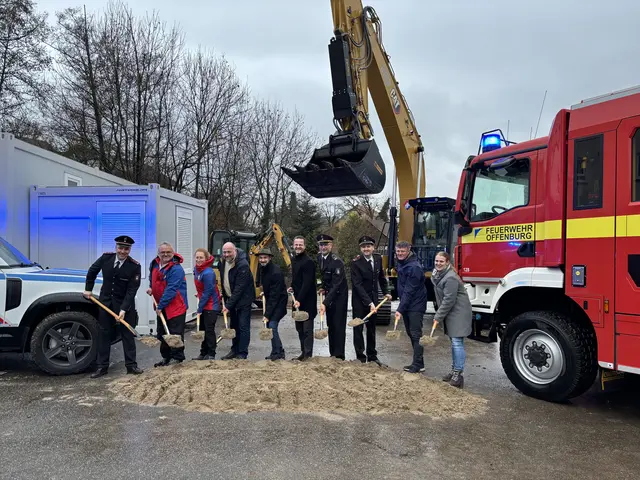 Zum Spatenstich – und damit zum offiziellen Beginn der Bauarbeiten – trafen sich am vergangenen Dienstag (v.l.): Thomas Udri (Kommandant EA Fessenbach), Berthold Börschig und Jana Disch (1. und 2. Vorsitzende*r, Bergwacht Schwarzwald, Ortsgruppe Offenburg), Hansi Haas (Ortschaftsrat Zell-Weierbach), Tobias Jogerst (Ortsvorsteher Fessenbach), Oberbürgermeister Marco Steffens, Offenburgs Feuerwehrkommandant Nils Schulze, Raphael Heisch (Kommandant EA Zell-Weierbach), Bürgermeister Oliver Martini und Marion Hug (Lehmann Architekten).  | Foto: Stadt Offenburg/Gabriel