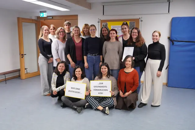 Vorne von links: Miriam Daniel, Tanja Borresch, Catena di Marco, Belinda Santo; in der Mitte von links: Maja Jäger, Berit Zipfel, Stefanie Kimmig, Lena Huschle, Maja Breithaupt, Verena Bahls, Julie Kuderer; hinten von links: Annika Kälberer, David Görmann, Birgit Serr, Marcella Turco-Ziegler, Annabel Riman | Foto: LRA