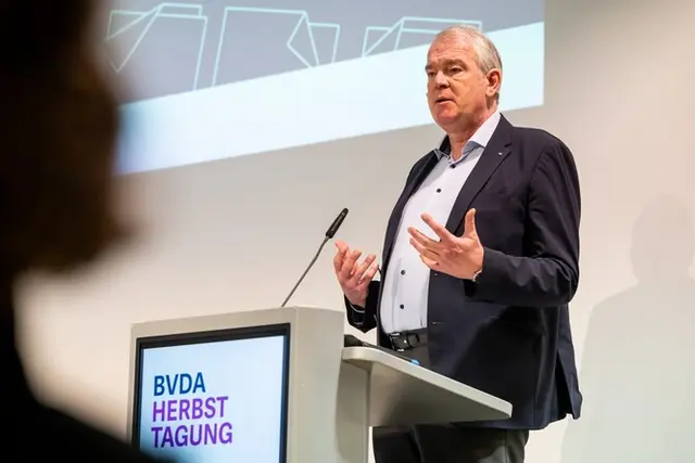 Alexander Lenders, Vorstandsvorsitzender des BVDA, eröffnet die Mitgliederversammlung. | Foto: BVDA