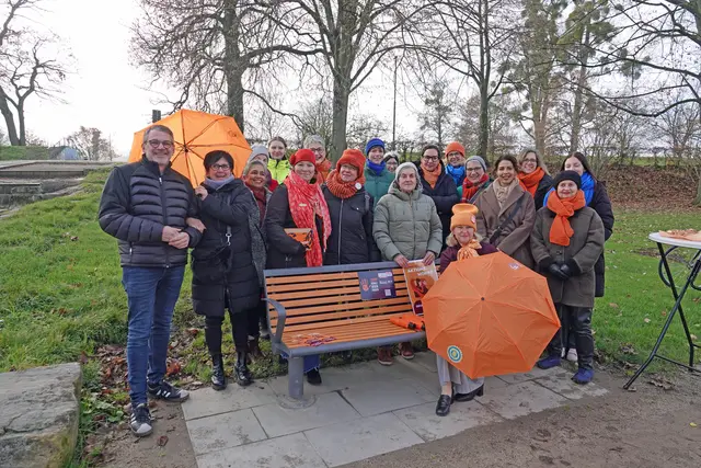 Oberbürgermeister Wolfram Britz und Natascha Kaiser, Fachbereichsleiterin Bildung, Soziales und Kultur (beide ganz links) freuen sich gemeinsam mit Katharina Schäfer (sitzend, Fachausschuss Gewalt in der Familie) und Vertreterinnen von Bürgerstiftung, Netzwerk Häusliche Gewalt, Aufschrei Ortenau e.V., Club Soroptimist Offenburg, Frauen helfen Frauen Ortenau e.V., Kehler Frauen AG und Mitarbeitern und Mitarbeiterinnen des Betriebshofs. | Foto: Stadt Kehl/Gabriele Dasch