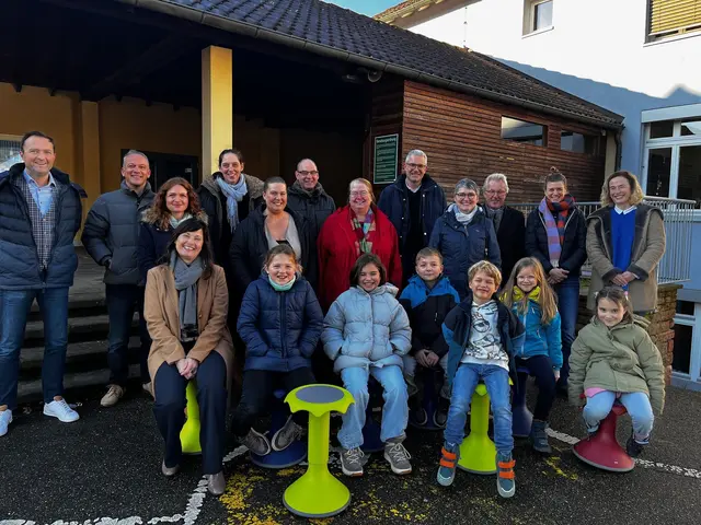 Markus Schätzle (Schätzle &amp; Partner mbB), Frank Willmann (Ergo Geschäftsstelle Willmann), Sabine Siat (Kreativ-Werkstättle Wußler), Simone Bruder (stellv. Vorstandsmitglied Sparkasse Kinzigtal), Ann-Katrin Sester (Elternbeiratsvorsitzende), Vivianne Wild (Wild Consulting GmbH), Ulrich Fischer (Schulrektor), Andrea Ahlemeyer-Stubbe (SPD Ortsverein Kinzigtal), Frank Zimmermann (Lions Club Gengenbach), Johanna Harter (Volksbank Lahr), Georg Benz (Lions Club Gengenbach), Sophia End (stellv. Elternbeiratsvorsitzende und Projektleiterin Pendelhocker), Delphine Soulard (Vorsitzende Förderverein) | Foto: Förderverein der Grundschule Gengenbach e. V.